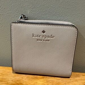 Kate Spade New York Light Gray Cameron Small Bifold Pebble Leather Zip Up Wallet